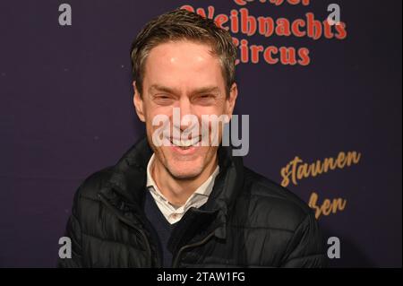 Cologne, Allemagne. 02 décembre 2023. Le présentateur Sven Lorig assiste à la première du 8e festival de Noël de Cologne crédit : Horst Galuschka/dpa/Alamy Live News Banque D'Images