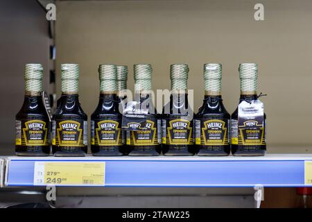 Tyumen, Russie-04 novembre 2023 : sauce au soja Heinz à vendre dans un supermarché ou un hypermarché. Mise au point sélective Banque D'Images