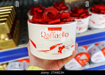 Tyumen, Russie-04 novembre 2023 : Raffaello est un bonbon sphérique aux amandes de noix de coco fabriqué par Ferrero spa Banque D'Images