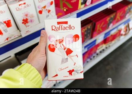 Tyumen, Russie-04 novembre 2023 : Raffaello est une confiserie aux amandes et noix de coco fabriquée par Ferrero. Mise au point sélective Banque D'Images