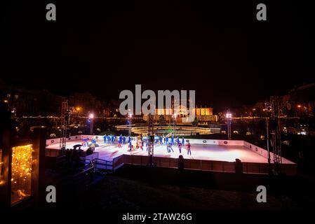 Vue générale du Ice Skate Park dans le cadre du marché de Noël de Zagreb lors d'une cérémonie d'ouverture à la place du Roi Tomislav à Zagreb, Croatie, le 2 décembre 2023. Photo : Neva Zganec/PIXSELL crédit : Pixsell/Alamy Live News Banque D'Images