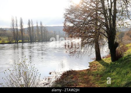 La Roque-Gageac, France. 2 décembre 2023. Après la sécheresse estivale, les pluies de novembre viennent d’élever le niveau des rivières françaises qui débordent souvent de leurs berges. Ici, la Dordogne, à la Roque-Gageac en Périgord Noir, est haute alors que pendant l'été son niveau était très bas. Le village de la Roque-Gageac est l'un des plus beaux villages de France. La Roque-Gageac, Périgord, Dordogne, France, Europe. Photo Hugo Martin/Alamy Live News. Banque D'Images