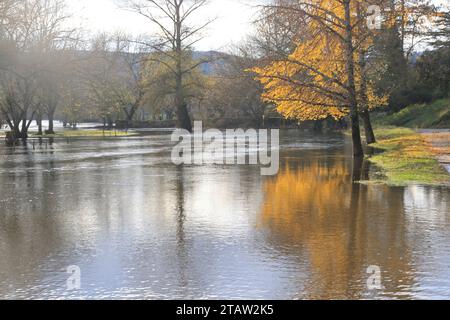 La Roque-Gageac, France. 2 décembre 2023. Après la sécheresse estivale, les pluies de novembre viennent d’élever le niveau des rivières françaises qui débordent souvent de leurs berges. Ici, la Dordogne, à la Roque-Gageac en Périgord Noir, est haute alors que pendant l'été son niveau était très bas. Le village de la Roque-Gageac est l'un des plus beaux villages de France. La Roque-Gageac, Périgord, Dordogne, France, Europe. Photo Hugo Martin/Alamy Live News. Banque D'Images