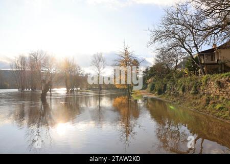 La Roque-Gageac, France. 2 décembre 2023. Après la sécheresse estivale, les pluies de novembre viennent d’élever le niveau des rivières françaises qui débordent souvent de leurs berges. Ici, la Dordogne, à la Roque-Gageac en Périgord Noir, est haute alors que pendant l'été son niveau était très bas. Le village de la Roque-Gageac est l'un des plus beaux villages de France. La Roque-Gageac, Périgord, Dordogne, France, Europe. Photo Hugo Martin/Alamy Live News. Banque D'Images