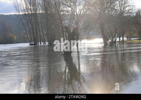 La Roque-Gageac, France. 2 décembre 2023. Après la sécheresse estivale, les pluies de novembre viennent d’élever le niveau des rivières françaises qui débordent souvent de leurs berges. Ici, la Dordogne, à la Roque-Gageac en Périgord Noir, est haute alors que pendant l'été son niveau était très bas. Le village de la Roque-Gageac est l'un des plus beaux villages de France. La Roque-Gageac, Périgord, Dordogne, France, Europe. Photo Hugo Martin/Alamy Live News. Banque D'Images