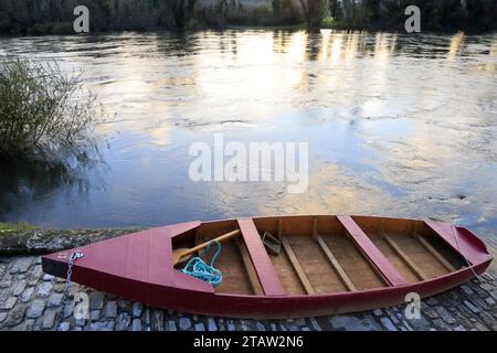 La Roque-Gageac, France. 2 décembre 2023. Après la sécheresse estivale, les pluies de novembre viennent d’élever le niveau des rivières françaises qui débordent souvent de leurs berges. Ici, la Dordogne, à la Roque-Gageac en Périgord Noir, est haute alors que pendant l'été son niveau était très bas. Le village de la Roque-Gageac est l'un des plus beaux villages de France. La Roque-Gageac, Périgord, Dordogne, France, Europe. Photo Hugo Martin/Alamy Live News. Banque D'Images