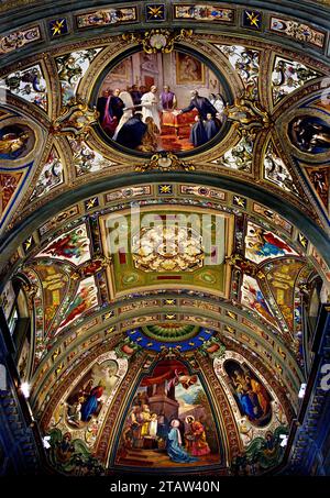 Voûte intérieure décorée dans le sanctuaire pontifical de la Sainte Vierge du Rosaire de Pompéi , Cathédrale de Pompéi - Sanctuaire de notre-Dame du Rosaire de Pompéi, fondée, 1876 - 1891, Italie, Italien, Banque D'Images