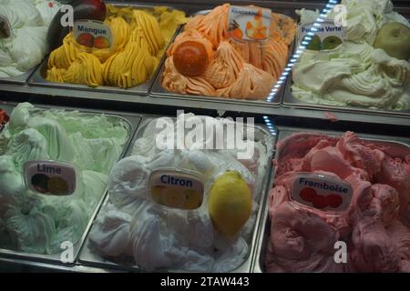 gros plan de crème glacée colorée délicieuse exposée à la vente dans le congélateur en france Banque D'Images