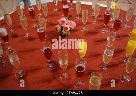 gros plan de verres à champagne remplis prêts à boire sur une table lors d'une fête en france Banque D'Images