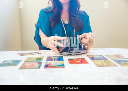 Une femme pratiquant la bonne fortune avec des cartes de tarot Banque D'Images
