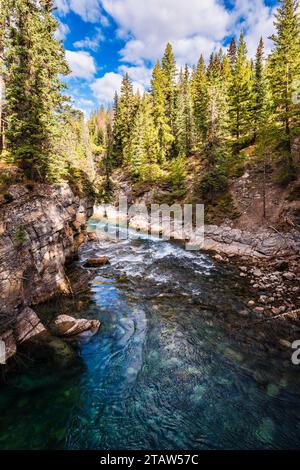 La rivière Maligne qui coule dans le canyon Maligne, Jasper, Alberta, Canada Banque D'Images