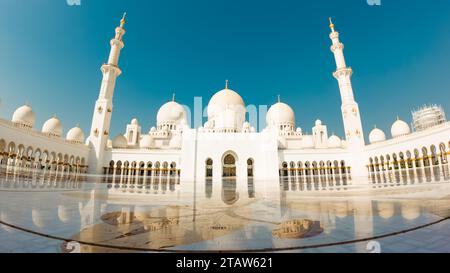 Abu dhabi, Émirats Arabes Unis - 3rd octobre 2022 : Grande Mosquée d'Abu Dhabi à mi-journée par temps chaud. Large panorama à faible angle de l'extérieur de la mosquée Sheikh Zayed Banque D'Images