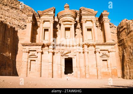 Fond cinématographique Petra jeune femme caucasienne en robe blanche et chapeau appréciant le monastère de Petra A'deir, le plus grand monument de Petra, l'UNESCO Herita mondiale Banque D'Images