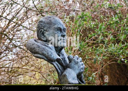 Autour du Royaume-Uni - Statue de Sir Peter Markham Scott, ornithologue britannique, au Marin Mere Wildlife Centre Banque D'Images