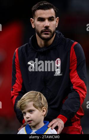 Milan, Italie. 2 décembre 2023. Leone Lucia Ferragni, fils de Fedez (Federico Leonardo Lucia) et Chiara Ferragni, entre sur le terrain avec Theo Hernandez de l'AC Milan avant le match de football Serie A entre l'AC Milan et Frosinone Calcio. Crédit : Nicolò Campo/Alamy Live News Banque D'Images