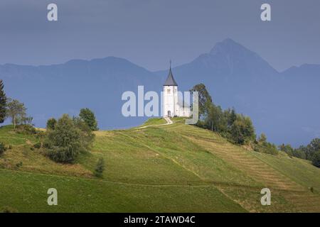 Jamnik, Slovénie. L'église Jamnik est une charmante chapelle datant de 15th ans dans les Alpes Kamnik-Savinja près de Kranj, avec une vue imprenable sur le mou environnant Banque D'Images