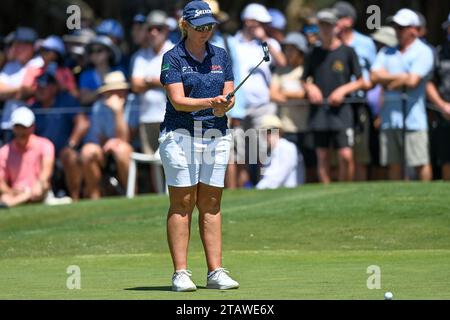 Ashleigh Buhai d'Afrique du Sud aligne son putt sur le 18e green lors de l'Open d'Australie ISPS HANDA au parcours de golf australien le 03 décembre 2023 à Sydney, en Australie. PHOTO : IMAGE D'IZHAR KHAN LIMITÉE À UN USAGE ÉDITORIAL - STRICTEMENT AUCUNE UTILISATION COMMERCIALE Banque D'Images