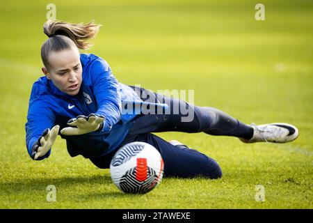 ZEIST - Daphne van Domselaar lors de l'entraînement de l'équipe néerlandaise en préparation du match dans la Ligue des Nations contre la Belgique. Les Néerlandais doivent gagner le groupe pour se qualifier pour les Jeux Olympiques de Paris 2024. ANP KOEN VAN WEEL crédit : ANP/Alamy Live News Banque D'Images