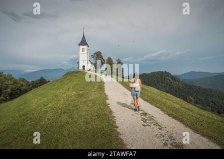 Jamnik, Slovénie. L'église Jamnik est une charmante chapelle datant de 15th ans dans les Alpes Kamnik-Savinja près de Kranj, avec une vue imprenable sur le mou environnant Banque D'Images