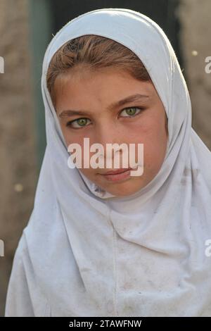 Éducation en Afghanistan : écoles dans les pays pauvres, écoliers dans une salle de classe dans une école afghane. Banque D'Images
