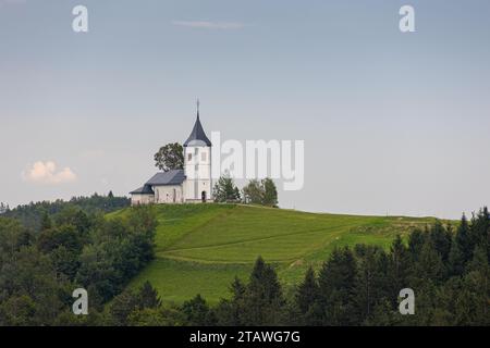 Jamnik, Slovénie. L'église Jamnik est une charmante chapelle datant de 15th ans dans les Alpes Kamnik-Savinja près de Kranj, avec une vue imprenable sur le mou environnant Banque D'Images