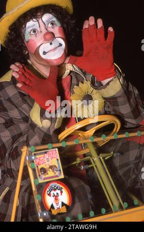 Une photo de 1979 d'un clown Ringling Brothers en maquillage complet et dans une voiture de clown. Lors d'auditions de clown au Nassau Coliseum à long Island. Banque D'Images