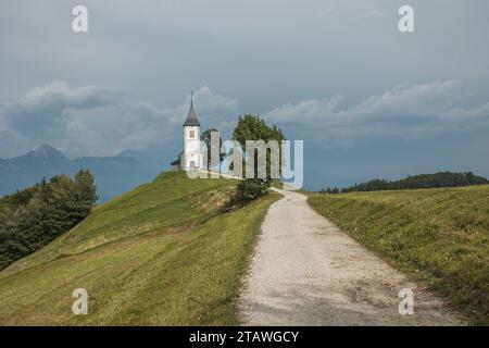 Jamnik, Slovénie. L'église Jamnik est une charmante chapelle datant de 15th ans dans les Alpes Kamnik-Savinja près de Kranj, avec une vue imprenable sur le mou environnant Banque D'Images