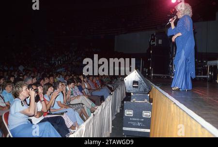 La superstar Dolly Parton se produisant sur scène lors d'un concert lors de sa tournée du Midwest en 1978. Banque D'Images