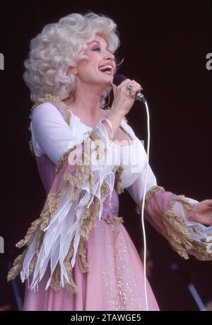 Superstar Dolly Parton se produisant sur scène lors d'un concert lors de sa tournée Midwest 1978, elle semble s'amuser et passer un bon moment. Banque D'Images