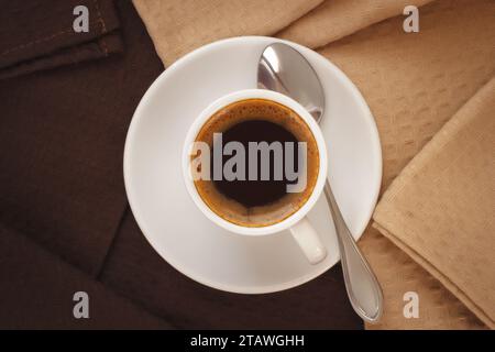 Tasse parfaite de café chaud avec serviettes de table en textile. Vue d'en haut. Banque D'Images