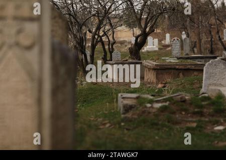 Cimetière dans un environnement verdoyant, avec une phrase arabe écrite sur la tombe | photo d'une tombe islamique. Banque D'Images