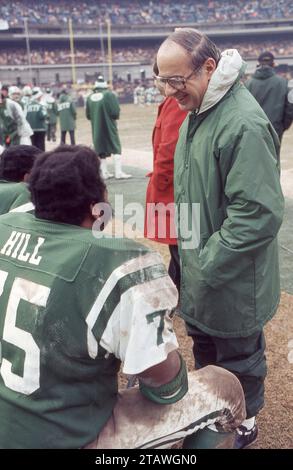 James Nicholas, pionnier de la médecine du sport et médecin de l'équipe des Jets, parle à Winston Hill, un tackle offensif de la NFL sur la touche lors d'un match au Shea Stadium en 1978, à Flushing, Queens, New York. Banque D'Images