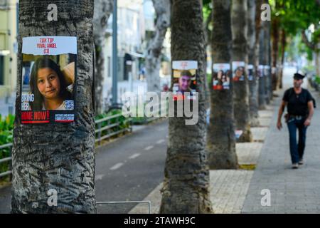 Des affiches avec des portraits de civils israéliens enlevés sont accrochées sur des arbres sur Jerusalem Boulevard, Jaffa, tel Aviv, Israël en soutien aux hommes femmes et enfants retenus en otage par le Hamas à Gaza depuis octobre 7 2023 Banque D'Images