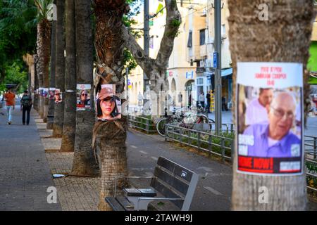 Des affiches avec des portraits de civils israéliens enlevés sont accrochées sur des arbres sur Jerusalem Boulevard, Jaffa, tel Aviv, Israël en soutien aux hommes femmes et enfants retenus en otage par le Hamas à Gaza depuis octobre 7 2023 Banque D'Images