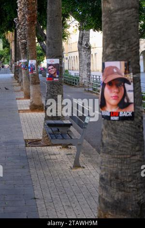 Des affiches avec des portraits de civils israéliens enlevés sont accrochées sur des arbres sur Jerusalem Boulevard, Jaffa, tel Aviv, Israël en soutien aux hommes femmes et enfants retenus en otage par le Hamas à Gaza depuis octobre 7 2023 Banque D'Images
