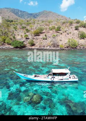 Indonésie Alor - Drone View ligne côtière de l'île Pura Banque D'Images