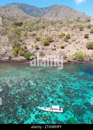 Indonésie Alor - Drone View ligne côtière de l'île Pura Banque D'Images