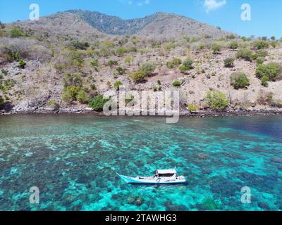 Indonésie Alor - Drone View ligne côtière de l'île Pura Banque D'Images