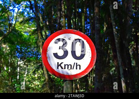 Limite de vitesse des panneaux de signalisation à 30 kilomètres par heure sur le parc public, Teresopolis, Rio de Janeiro, Brésil Banque D'Images