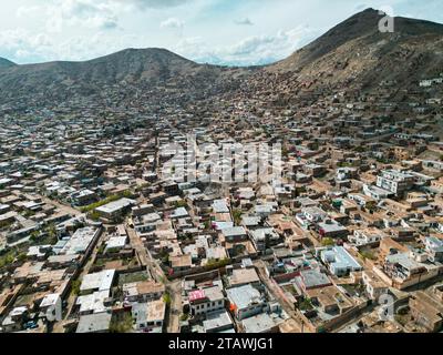 Vue aérienne de la ville de Kaboul, avec les bâtiments de la ville de Kaboul et un bâtiment au sommet d'une colline. Banque D'Images