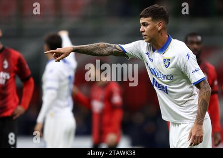 Milan, Italie. 02 décembre 2023. Enzo Barrenechea de Frosinone Calcio gestes lors du match de football Serie A entre AC Milan et Frosinone Calcio au Stadio Giuseppe Meazza le 2 décembre 2023 à Milan, Italie . Crédit : Marco Canoniero/Alamy Live News Banque D'Images