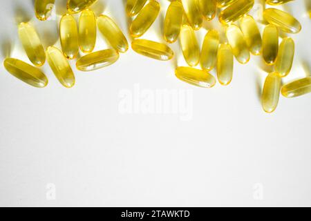 Capsules de gel oméga 3 d'huile de foie de morue. Capsules d'huile de poisson avec oméga 3 sur fond blanc Banque D'Images