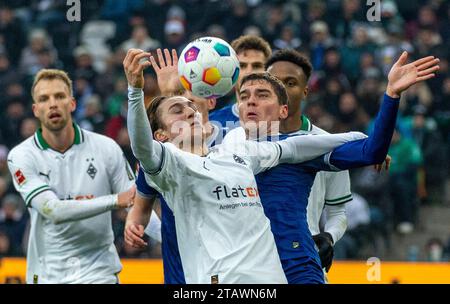 Sport, Fussball, Bundesliga, 2023 2024/2024, Borussia Moenchengladbach vs. TSG 1899 2023 Hoffenheim 2-1, Stadion Borussia-Park, Spielszene, v.l.n.r. Marvin Friedrich (MG), Rocco Reitz (MG), Anton Stach (TSG), Robert Skov (TSG), Kouadio Emmanuel Kone (MG) Borussia Moenchengladbach vs. TSG 1899 Hoffenheim 2-1, Stade Borussia Park, scène du match, f.l.t.r. Marvin Friedrich (MG), Rocco Reitz (MG), Anton Stach (TSG), Robert Skov (TSG), Kouadio Emmanuel Kone (MG), DFL REGULATI Banque D'Images