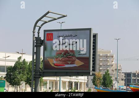 Panneau d'affichage numérique publicitaire McDonalds fast food à Jeddah en Arabie Saoudite Banque D'Images