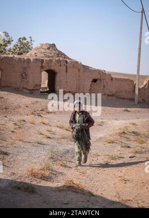 Un garçon réfugié afghan sans abri ayant besoin d'aide | un garçon réfugié afghan dans le besoin dans une situation difficile | un garçon réfugié afghan dans le besoin cherchant de l'aide. Banque D'Images