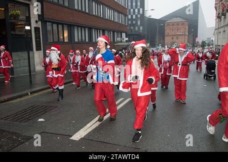 Le 20e Santa Dash a eu lieu jusqu'à aujourd'hui organisé par BTR Liverpool, avec la ligne de départ devant le Liver Bird Building sur le front de la rivière et le long du Strand et jusqu'à la ligne d'arrivée de la mairie, ou dans certains cas jusqu'au pub le plus proche. Collecte de fonds pour Liverpool Womens Hospital, Alder Hey, Claire House, Clatterbridge cancer Hospital, SSAFA, air Ambulance, WUTH Charity, imagine Independence, (Terry Scott/SPP) crédit : SPP Sport Press photo. /Alamy Live News Banque D'Images