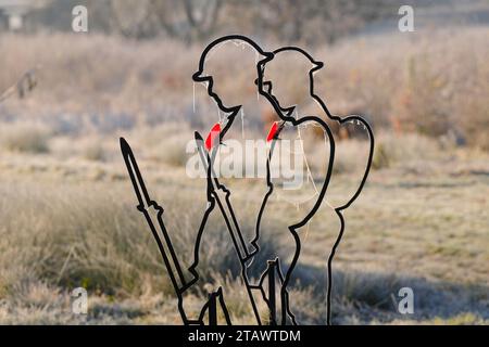 Silhouettes de soldat Tommy avec coquelicots au mémorial de Mill Pond Meadow à Featherstone, West Yorkshire, Royaume-Uni Banque D'Images