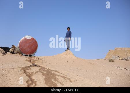 Un garçon réfugié afghan sans abri ayant besoin d'aide | un garçon réfugié afghan dans le besoin dans une situation difficile | un garçon réfugié afghan dans le besoin cherchant de l'aide. Banque D'Images