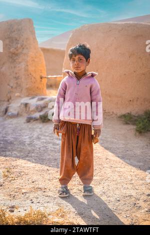 Un garçon réfugié afghan sans abri ayant besoin d'aide | un garçon réfugié afghan dans le besoin dans une situation difficile | un garçon réfugié afghan dans le besoin cherchant de l'aide. Banque D'Images