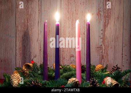 Deuxième avènement avec trois bougies allumées sur des branches de sapin avec décoration de Noël Banque D'Images